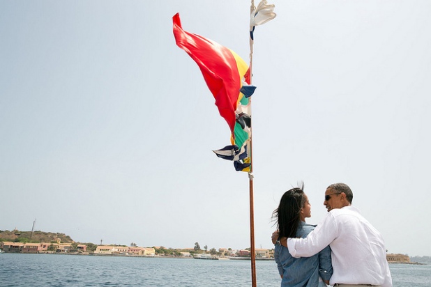 El Presidente y su hija Malia hablan en la proa de un barco que viaja a la isla de Gorée, Senegal. Créditos: Pete Souza